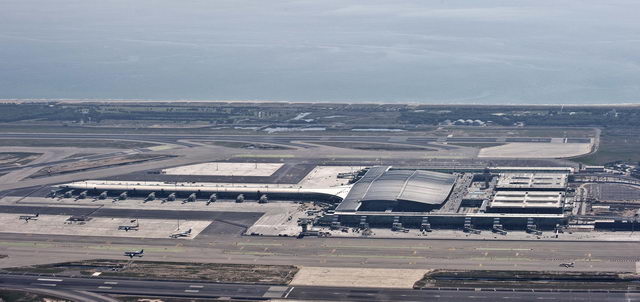 Fotografía lateral de la nueva terminal T1 del aeropuerto del Prat (Octubre 2008)